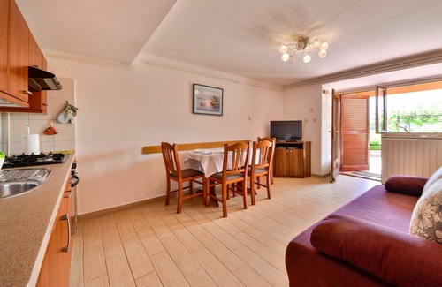 Sarsoni Apartment | Nice apartment for 8 people with private pool, WIFI, TV, terrace and pets allowed