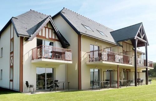 Frehel Apartment | Nice apartment for 4 people with pool, WIFI, TV, terrace, pets allowed and parking
