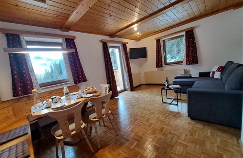 Wildschoenau Villa | Nice apartment in villa for 3 guests with WIFI, TV and balcony