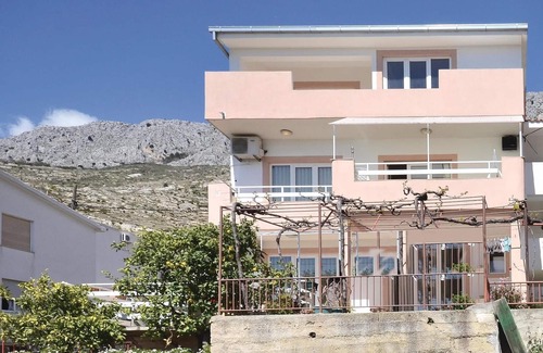Dugi Rat Apartment | Nice apartment in Dugi Rat with WiFi