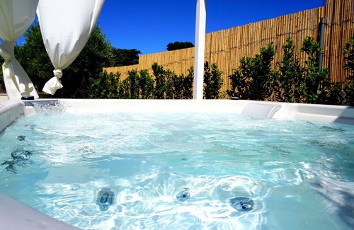 Laureto Villa | Nice apartment in villa for 4 people with hot tub, WIFI, A/C, TV and veranda, close to Alberobello