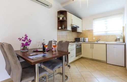 Kastel Novi Apartment | Nice apartment in Kastel Novi with WiFi