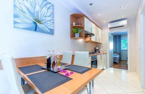 Kastel Novi Apartment | Nice apartment in Kastel Novi with WiFi