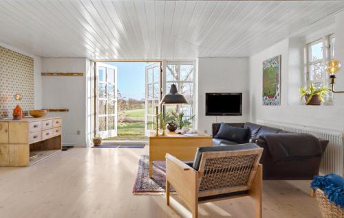 Ronde Apartment | Nice Apartment In Rønde With Wifi