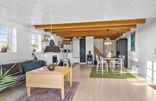 Ronde Apartment | Nice apartment in Rønde with WiFi
