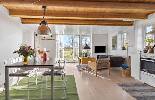 Ronde Apartment | Nice apartment in Rønde with WiFi