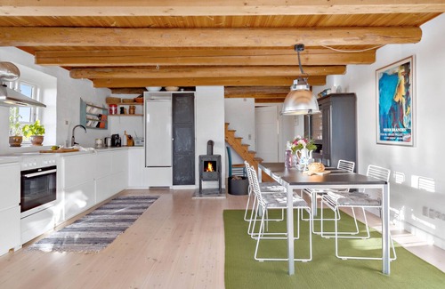 Ronde Apartment | Nice apartment in Rønde with WiFi