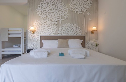 Osimo Villa | Nice apartment in villa for 4 guests with A/C, WIFI, pool, TV and parking, close to Porto Recanati