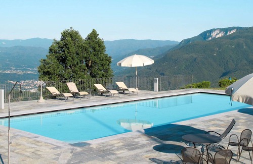 Molazzana Villa | Nice apartment in villa for 5 guests with WIFI, pool, TV, patio, pets allowed and parking