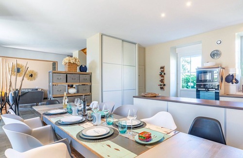 Caden Villa | Nice apartment in villa for 8 people with WIFI, private pool, TV, terrace and parking