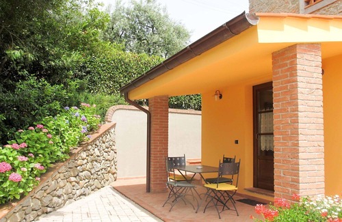 Montecarlo Villa | Nice apartment in villa for 6 guests with WIFI, pool, TV, terrace, pets allowed and panoramic view