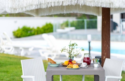 Silvi Villa | Nice apartment in villa for 4 guests with WIFI, A/C, pool, TV, patio and pets allowed