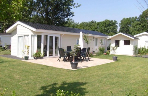 Noordoostelijk van Schaarsbergen House | Nice apartment in villa for 4 guests with pool, WIFI, TV, terrace and parking