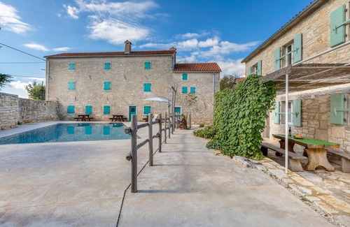 Karlovici Apartment | Nice apartment in Zminj with WiFi