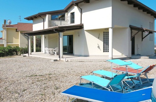 Tortoreto Apartment | Nice apartment for 6 guests with hot tub, pool, WIFI, TV, terrace, pets allowed and parking