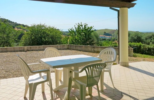 Tortoreto Apartment | Nice apartment for 6 guests with hot tub, pool, WIFI, TV, terrace, pets allowed and parking