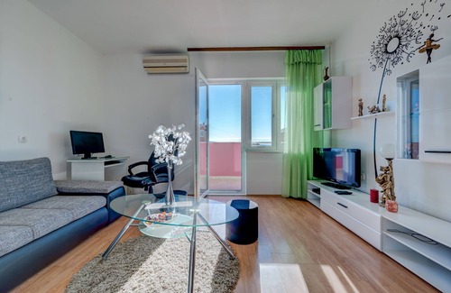 Kastel Sucurac Condo | Nice apartment with a large garden and BBQ between Split and Trogir