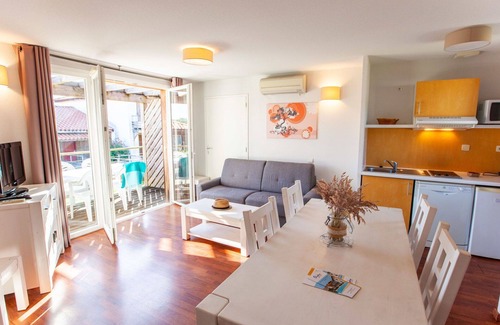 Cassen Apartment | Nice apartment with pool, internet, TV, terrace, pets allowed, panoramic view and parking