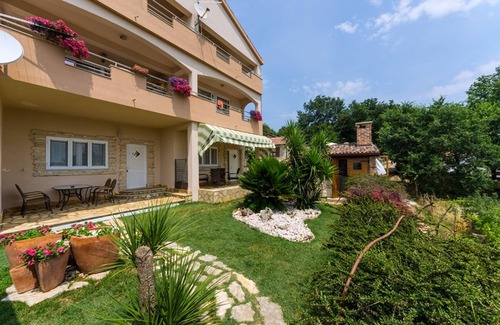 Municipality of Posedarje Apartment | Nice apartment with sea view, garden and terrace, free Wi-Fi