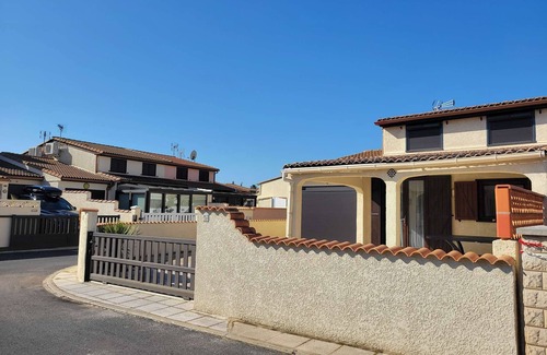 Portiragnes-Plage House | Nice corner villa located in LES TAMARIS with AIRCO, 2 bedrooms, 4 people,Wifi, 500m from the.