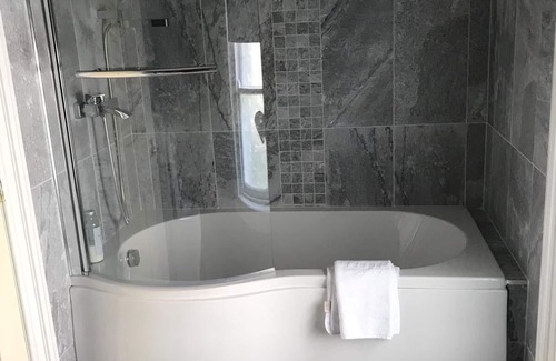 Rostrevor House | Nice double room and bathroom with own door access