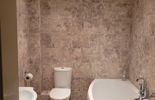 Sherborne St. John House | NICE DOUBLE ROOM WITH DELUXE BATHROOM. Just 10 min walk to Basingstoke Hospital