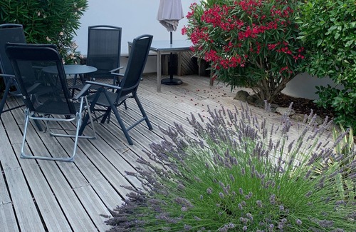 L'Epine House | Nice fisherman's cottage quietly located, 600 meters from the beach, with fenced garden