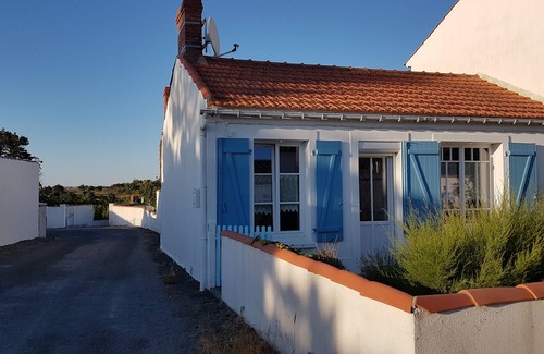 L'Epine House | Nice fisherman's cottage quietly located, 600 meters from the beach, with fenced garden