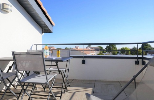 Saint-Gilles-Croix-de-Vie Apartment | Nice apartment for 4 people with pool, WIFI, TV and terrace