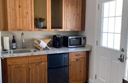 Lowe Estates Apartment | Nice Guest House with Private Entrance