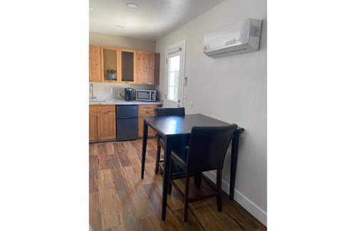 Lowe Estates Apartment | Nice Guest House with Private Entrance