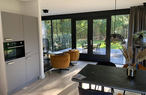 Zon en Schild House | Nice holiday home in a wooded area