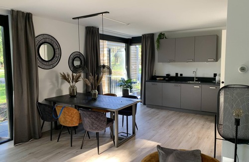 Zon en Schild House | Nice holiday home in a wooded area