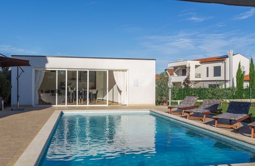Valbandon House | Nice holiday home with heated pool near the sea