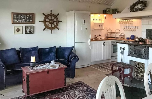 Aston House | Nice home in åstön with house sea view