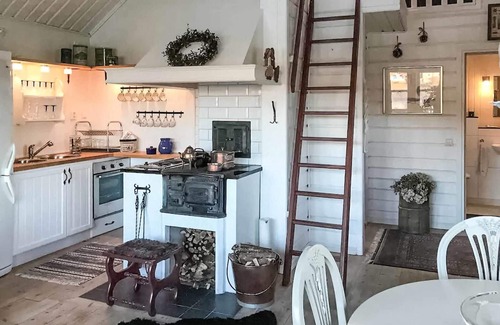 Aston House | Nice home in åstön with house sea view
