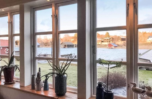 Aston House | Nice home in åstön with house sea view