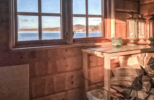 Aston House | Nice home in åstön with house sea view