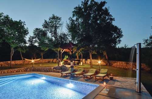 Hrvace House | Nice home in Hrvace with WiFi