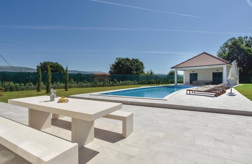 Hrvace House | Nice home in Hrvace with WiFi