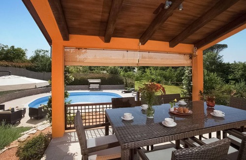 Karojba House | Nice home in Karojba with sauna