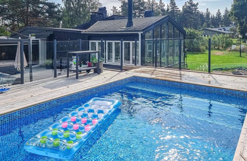 Mellerud O House | Nice home in Köpmannebro with private swimming pool, can be inside or outside