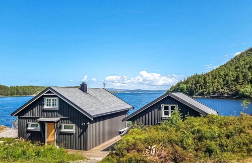 Olden House | Nice home in Lysøysundet with kitchen