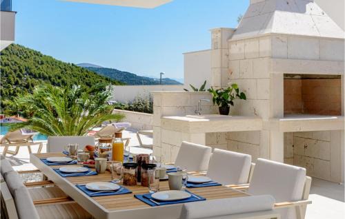 Marina House | Nice Home In Marina With Kitchen
