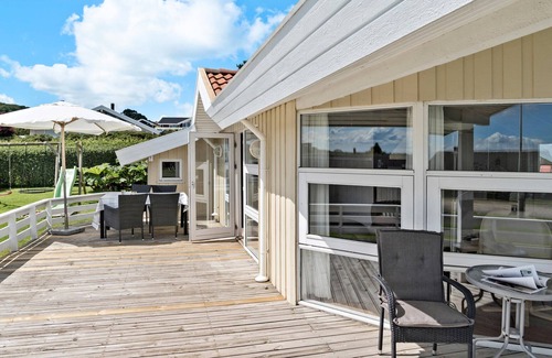 Grønninghoved Strand House | Nice home in Sjølund with sauna