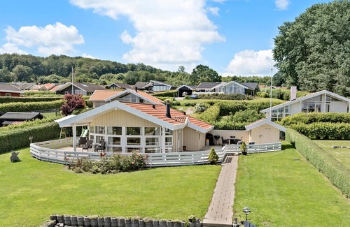 Grønninghoved Strand House | Nice home in Sjølund with sauna