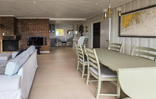Larvik House | Nice Home In Tjodalyng With Kitchen