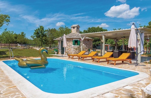 Unesic House | Nice home in Unesic with WiFi