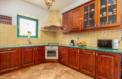 Valtura House | Nice home in Valtura with kitchen