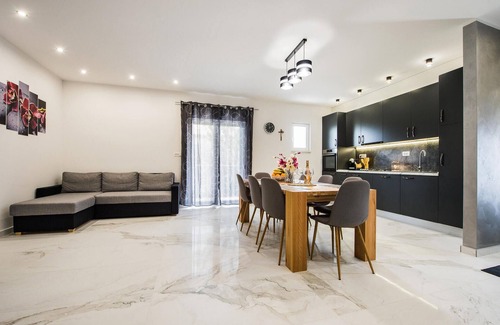 Vrsine House | Nice home in Vrsine with WiFi